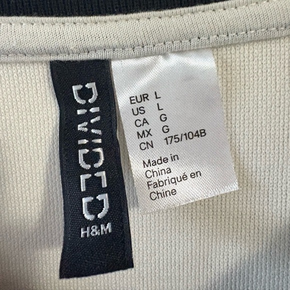 Divided size Large cream
Embroidered rugby shirt, “player” graphic, green stripe - Picture 5 of 8